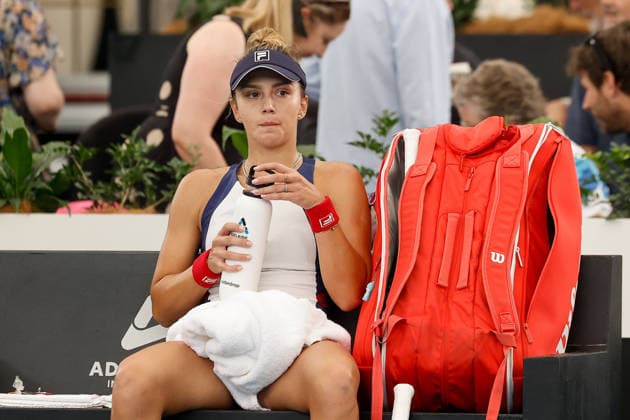 January 15, 2026, Adelaide, South Australia, Australia: JAQUELINE CRISTIAN of Romania rests between points during her quarter final match against K. Birrell of Australia, during the 2026 Adelaide International Tennis Tournament Adelaide Australia - ZUMAw216 20260115_zsp_w216_034 Copyright: xMarkxWilloughbyx