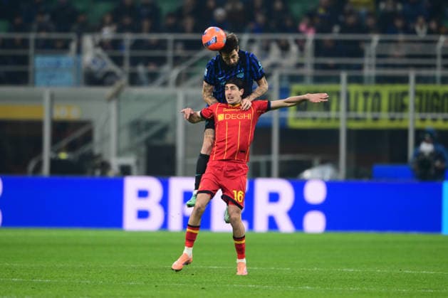 FC Internazionale v US Lecce - Serie A Francesco Acerbi of Inter Milan and Omri Gandelman of US Lecce battle for the ball during a Serie A match between Inter Milan and US Lecce at San Siro Stadium in Milan, Italy, on January 14, 2026. Milan Lombardy Italy  Copyright: xAndreaxDiodatox originalFilename:diodato-intermil260114_npH5d.jpg