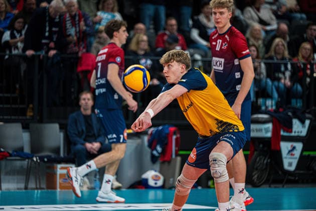 Volleyball I Herren I Saison 2025-2026 I Bundesliga I SVG Lüneburg - TSV Haching München I 14.01.2026 Joris Backhaus (10, SVG Lüneburg) nimmt den Ball beim Aufwärmen an Copyright: xLobeca Björn-OlexKehmx