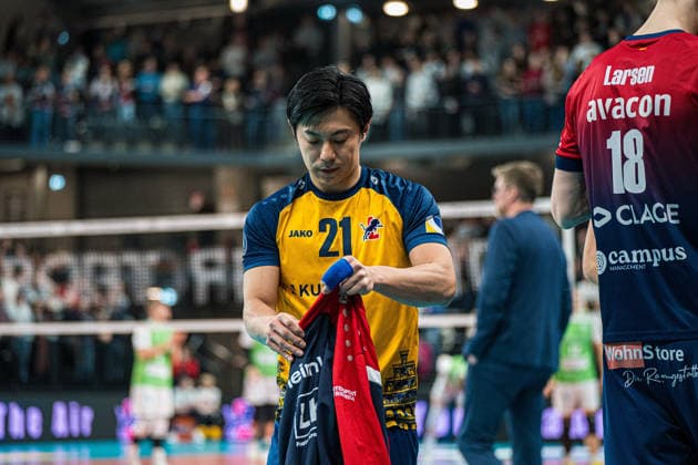 Volleyball I Herren I Saison 2025-2026 I Bundesliga I SVG Lüneburg - TSV Haching München I 14.01.2026 Einzelfoto, Freisteller, Einzelbild, Cut-out, isoliertes Motiv, Sportaufnahme, Nahaufnahme, freigestellt, freigestellte Aufnahme, Aufnahme, Einzeln: Sho Takahashi (21, SVG Lüneburg) am Feldrand vor dem Spiel mit verbundener Hand Copyright: xLobeca Björn-OlexKehmx