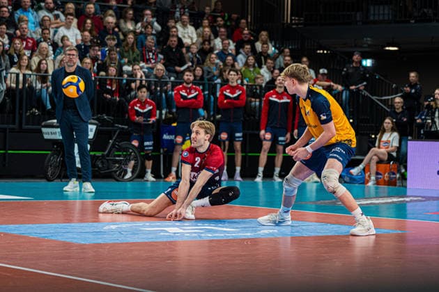 Volleyball I Herren I Saison 2025-2026 I Bundesliga I SVG Lüneburg - TSV Haching München I 14.01.2026 Daniel Gruvaeus (2, SVG Lüneburg) nimmt den Ball neben Joris Backhaus (10, SVG Lüneburg) an Copyright: xLobeca Björn-OlexKehmx