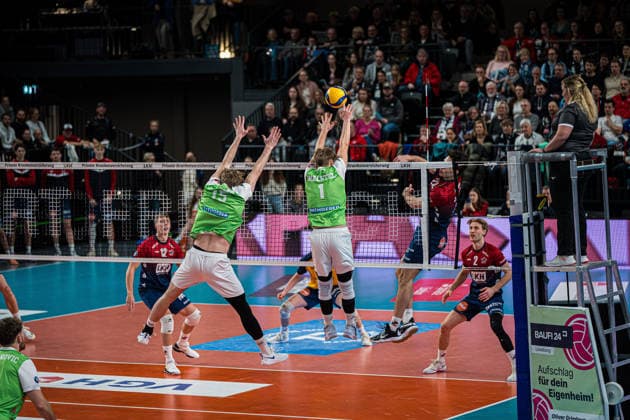 Volleyball I Herren I Saison 2025-2026 I Bundesliga I SVG Lüneburg - TSV Haching München I 14.01.2026 Jakub Klajmon (15, TSV Haching München) und Oliver Wachtel (1, TSV Haching München) im Block gegen Ethan Robert Champlin (20, SVG Lüneburg) Copyright: xLobeca Björn-OlexKehmx