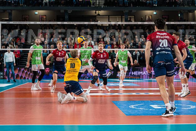 Volleyball I Herren I Saison 2025-2026 I Bundesliga I SVG Lüneburg - TSV Haching München I 14.01.2026 Joris Backhaus (10, SVG Lüneburg) kniet zur Annahme auf dem Feld Copyright: xLobeca Björn-OlexKehmx