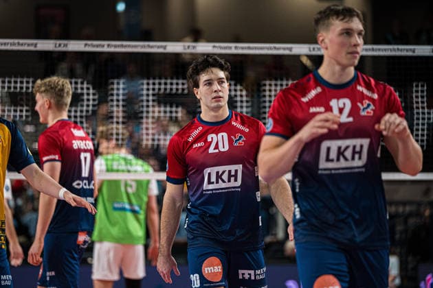 Volleyball I Herren I Saison 2025-2026 I Bundesliga I SVG Lüneburg - TSV Haching München I 14.01.2026 Ethan Robert Champlin (20, SVG Lüneburg) hinter Santeri Riku Matias Välimaa (12, SVG Lüneburg) Copyright: xLobeca Björn-OlexKehmx
