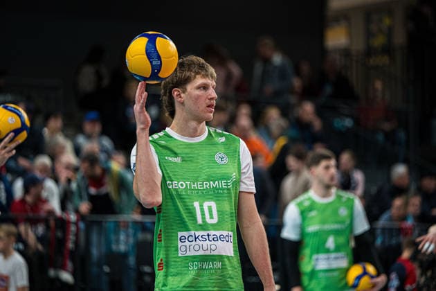 Volleyball I Herren I Saison 2025-2026 I Bundesliga I SVG Lüneburg - TSV Haching München I 14.01.2026 Patrick Rupprecht (10, TSV Haching München) balanciert den Ball auf dem Finger Copyright: xLobeca Björn-OlexKehmx