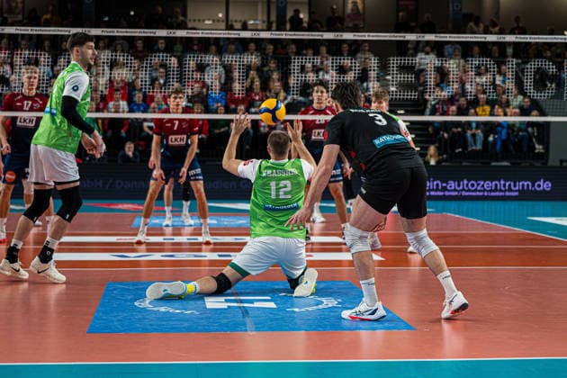 Volleyball I Herren I Saison 2025-2026 I Bundesliga I SVG Lüneburg - TSV Haching München I 14.01.2026 Noel Simon Jakob Krassnig (12, TSV Haching München) in der Annahme Copyright: xLobeca Björn-OlexKehmx