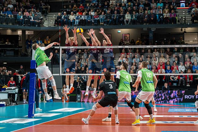 Volleyball I Herren I Saison 2025-2026 I Bundesliga I SVG Lüneburg - TSV Haching München I 14.01.2026 Florian Krenkel (5, TSV Haching München) im Angriff gegen den Block von Axel Valentin Enlund (17, SVG Lüneburg), Joscha Kunstmann (7, SVG Lüneburg) und Ethan Robert Champlin (20, SVG Lüneburg) Copyright: xLobeca Björn-OlexKehmx
