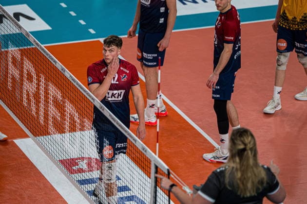 Volleyball I Herren I Saison 2025-2026 I Bundesliga I SVG Lüneburg - TSV Haching München I 14.01.2026 Santeri Riku Matias Välimaa (12, SVG Lüneburg) schaut skeptisch zur Schiedsrichterin Copyright: xLobeca Björn-OlexKehmx