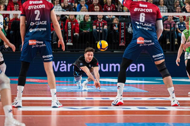 Volleyball I Herren I Saison 2025-2026 I Bundesliga I SVG Lüneburg - TSV Haching München I 14.01.2026 Moritz Eckardt (3, TSV Haching München) springt in der Annahme zum Ball Copyright: xLobeca Björn-OlexKehmx