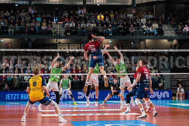 Volleyball I Herren I Saison 2025-2026 I Bundesliga I SVG Lüneburg - TSV Haching München I 14.01.2026 Ethan Robert Champlin (20, SVG Lüneburg) im Angriff aus dem Hinterfeld Copyright: xLobeca Björn-OlexKehmx