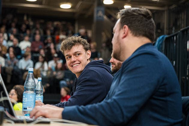 Volleyball I Herren I Saison 2025-2026 I Bundesliga I SVG Lüneburg - TSV Haching München I 14.01.2026 Neo Laumann (13, SVG Lüneburg) lächelt hinter dem Feld zu Christian Knospe (Co-Trainer Scout, SVG Lüneburg) Copyright: xLobeca Björn-OlexKehmx