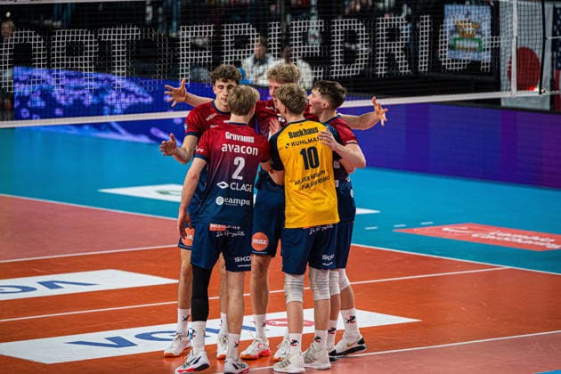 Volleyball I Herren I Saison 2025-2026 I Bundesliga I SVG Lüneburg - TSV Haching München I 14.01.2026 Mannschaft der SVG Lüneburg jubelt auf dem Feld Copyright: xLobeca Björn-OlexKehmx