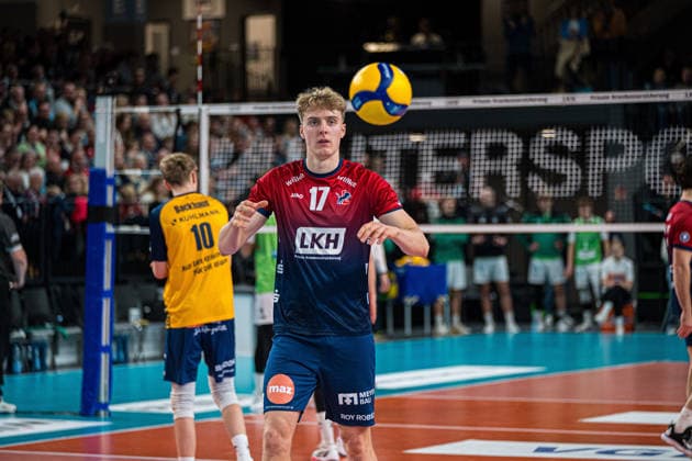 Volleyball I Herren I Saison 2025-2026 I Bundesliga I SVG Lüneburg - TSV Haching München I 14.01.2026 Axel Valentin Enlund (17, SVG Lüneburg) fängt den Ball zum Aufschlag Copyright: xLobeca Björn-OlexKehmx