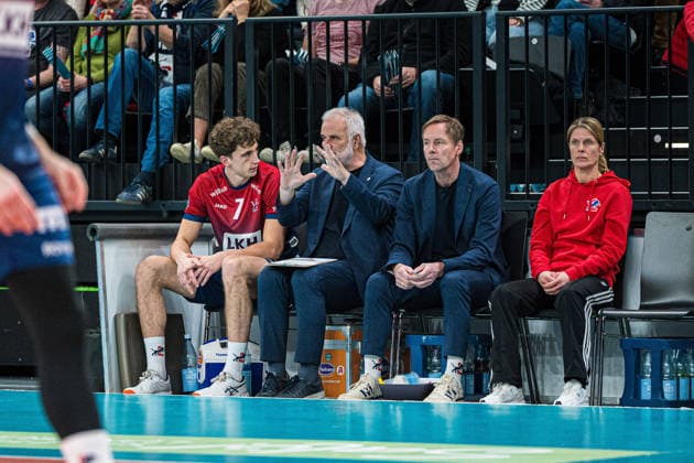 Volleyball I Herren I Saison 2025-2026 I Bundesliga I SVG Lüneburg - TSV Haching München I 14.01.2026 Joscha Kunstmann (7, SVG Lüneburg) im Gespräch mit Bernd Schlesinger (Co-Trainer, SVG Lüneburg) auf der Spielerbank Copyright: xLobeca Björn-OlexKehmx