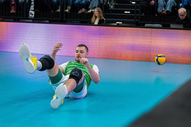 Volleyball I Herren I Saison 2025-2026 I Bundesliga I SVG Lüneburg - TSV Haching München I 14.01.2026 Noel Simon Jakob Krassnig (12, TSV Haching München) liegt nach gescheiterter Rettungsaktion auf dem Boden Copyright: xLobeca Björn-OlexKehmx