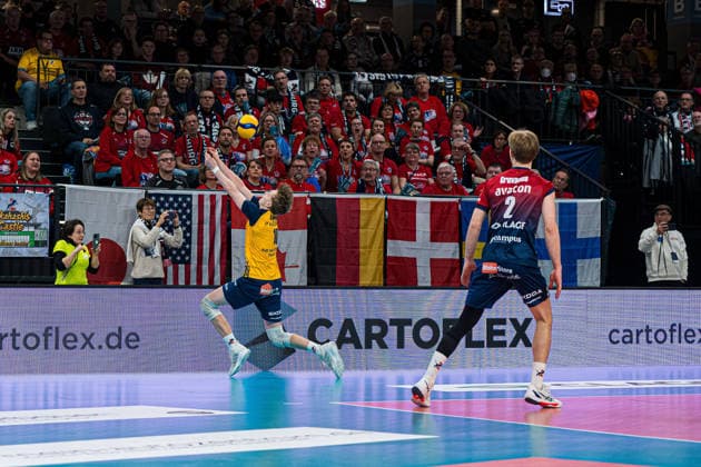 Volleyball I Herren I Saison 2025-2026 I Bundesliga I SVG Lüneburg - TSV Haching München I 14.01.2026 Joris Backhaus (10, SVG Lüneburg) rettet den Ball am Feldrand Copyright: xLobeca Björn-OlexKehmx