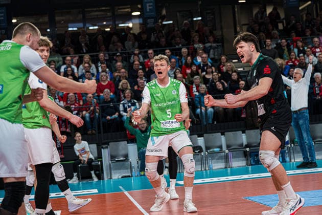 Volleyball I Herren I Saison 2025-2026 I Bundesliga I SVG Lüneburg - TSV Haching München I 14.01.2026 Florian Krenkel (5, TSV Haching München) jubelt mit der Mannschaft nach Punktgewinn Copyright: xLobeca Björn-OlexKehmx