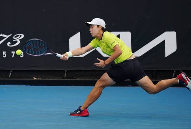 (260115) -- MELBOURNE, Jan. 15, 2026 -- Bai Zhuoxuan of China hits a return during the women s singles qualifying final round match against Darja Vidmanova of the Czech Republic at Australian Open tennis tournament in Melbourne, Australia, Jan. 15, 2026. (Photo by Xinhua) (SP)AUSTRALIA-MELBOURNE-TENNIS-AUSTRALIAN OPEN-WOMEN S SINGLES-QUALIFYING WangxShen 