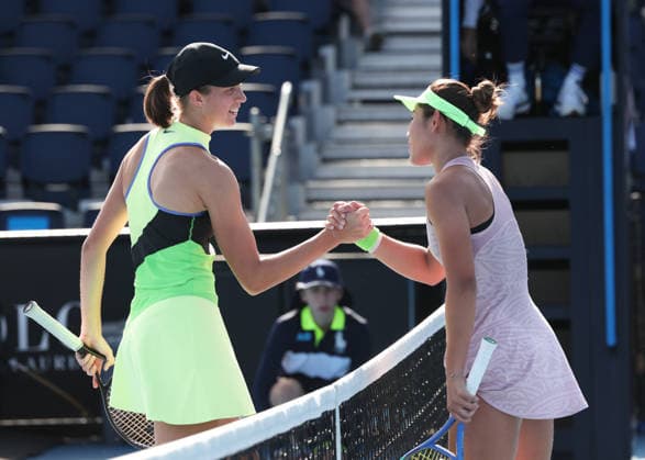 L-R.Lilli Tagger (AUT) gratuliert der Siegerin Lanlana Tararudee (THA), Australian Open 2026 Qualifikation Melbourne Park, Melbourne, Victoria, Australia.L-R.Lilli Tagger (AUT) gratuliert der Siegerin Lanlana Tararudee (THA), Australian Open 2026 Qualifikation Melbourne Park, Melbourne, Victoria, Australia. Copyright: xJuergenxHasenkopfx