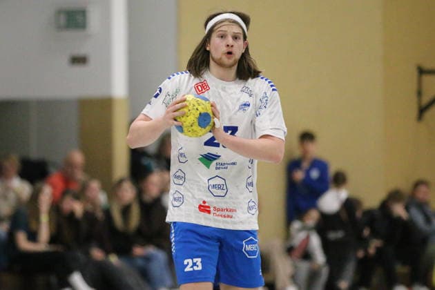 14.01.2026 Handball Herren 2025 2026 Benefizspiel SV Eiche 05 Biederitz - Dessau-Roßlauer HV 06 Ehlesporthalle Biederitz Mika Schüler (Dessau, 23, weiß) am Ball. Biederitz Sachsen-Anhalt Deutschland