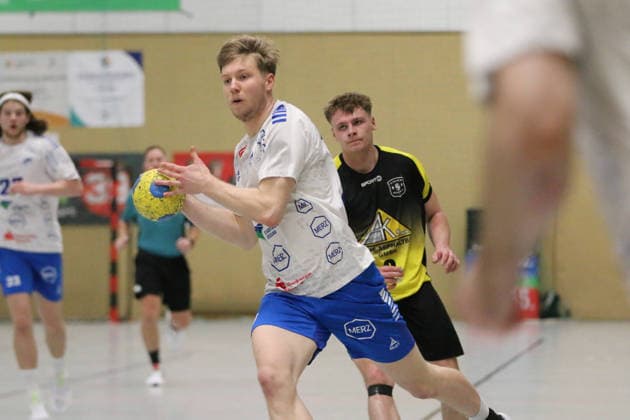 14.01.2026 Handball Herren 2025 2026 Benefizspiel SV Eiche 05 Biederitz - Dessau-Roßlauer HV 06 Ehlesporthalle Biederitz Julius Drachau (Dessau, 8, weiß) am Ball. Biederitz Sachsen-Anhalt Deutschland
