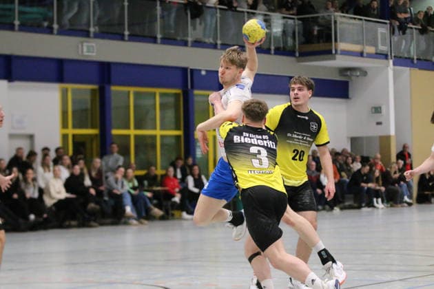 14.01.2026 Handball Herren 2025 2026 Benefizspiel SV Eiche 05 Biederitz - Dessau-Roßlauer HV 06 Ehlesporthalle Biederitz Julius Drachau (Dessau, 8, weiß) beim Wurf. Er wird Robin Urban (Biederitz, 3, schwarzgelb) daran gehindert. Biederitz Sachsen-Anhalt Deutschland
