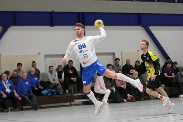 14.01.2026 Handball Herren 2025 2026 Benefizspiel SV Eiche 05 Biederitz - Dessau-Roßlauer HV 06 Ehlesporthalle Biederitz Yannick-Marcos Pust (Dessau, 98, weiß) beim Wurf. Biederitz Sachsen-Anhalt Deutschland