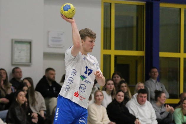 14.01.2026 Handball Herren 2025 2026 Benefizspiel SV Eiche 05 Biederitz - Dessau-Roßlauer HV 06 Ehlesporthalle Biederitz Luka Baumgart (Dessau, 17, weiß) am Ball. Biederitz Sachsen-Anhalt Deutschland
