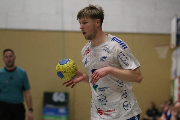 14.01.2026 Handball Herren 2025 2026 Benefizspiel SV Eiche 05 Biederitz - Dessau-Roßlauer HV 06 Ehlesporthalle Biederitz Julius Drachau (Dessau, 8, weiß) am Ball. Biederitz Sachsen-Anhalt Deutschland
