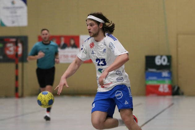 14.01.2026 Handball Herren 2025 2026 Benefizspiel SV Eiche 05 Biederitz - Dessau-Roßlauer HV 06 Ehlesporthalle Biederitz Mika Schüler (Dessau, 23, weiß) treibt den Ball nach vorne. Biederitz Sachsen-Anhalt Deutschland
