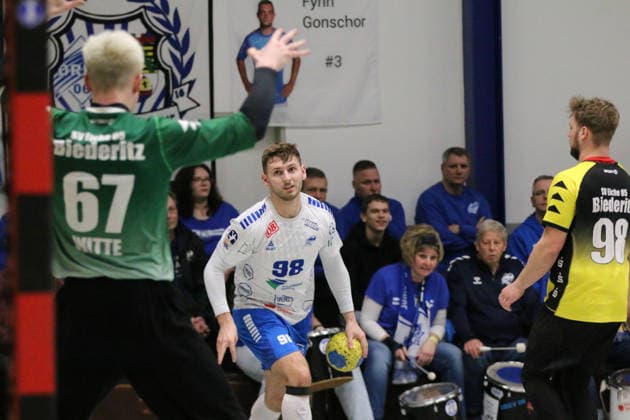 14.01.2026 Handball Herren 2025 2026 Benefizspiel SV Eiche 05 Biederitz - Dessau-Roßlauer HV 06 Ehlesporthalle Biederitz Yannick-Marcos Pust (Dessau, 98, weiß) vor einem Torwurf. Biederitz Sachsen-Anhalt Deutschland