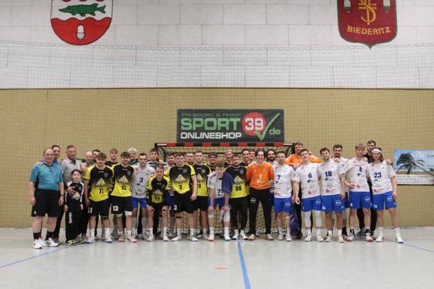 14.01.2026 Handball Herren 2025 2026 Benefizspiel SV Eiche 05 Biederitz - Dessau-Roßlauer HV 06 Ehlesporthalle Biederitz Gruppenfoto mit beiden Teams nach dem Benefizspiel. Biederitz Sachsen-Anhalt Deutschland