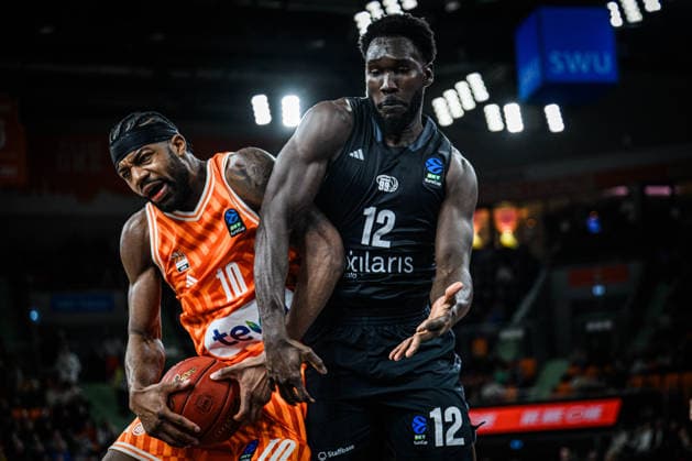 Malik Osborne (ratiopharm ulm) undAmadou Sow (niners Chemnitz) im Zweikampf waehrend des EuroCup spiels zwischen ratiopharm ulm v niners Chemnitz in der ratiopharm Arena am 14. January 2026 in Neu-Ulm, Deutschland. (Foto von Harry Langer DeFodi Images) +++ Malik Osborne (ratiopharm ulm) undAmadou Sow (niners Chemnitz) battle for the ball during the EuroCup match between ratiopharm ulm v niners Chemnitz at ratiopharm Arena on January 14, 2026 in Neu-Ulm, Germany. (Photo by Harry Langer DeFodi Images) (Photo by Harry Langer DeFodi Images) -