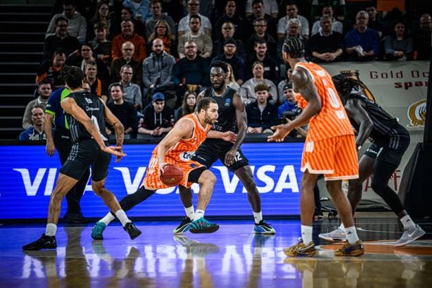 Christopher Ledlum (ratiopharm ulm) und Amadou Sow (niners Chemnitz) im Zweikampf waehrend des EuroCup spiels zwischen ratiopharm ulm v niners Chemnitz in der ratiopharm Arena am 14. January 2026 in Neu-Ulm, Deutschland. (Foto von Harry Langer DeFodi Images) +++ Christopher Ledlum (ratiopharm ulm) und Amadou Sow (niners Chemnitz) battle for the ball during the EuroCup match between ratiopharm ulm v niners Chemnitz at ratiopharm Arena on January 14, 2026 in Neu-Ulm, Germany. (Photo by Harry Langer DeFodi Images) (Photo by Harry Langer DeFodi Images) -