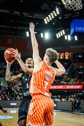Kevin Yebo (niners Chemnitz) undTobias Jensen (ratiopharm ulm) im Zweikampf waehrend des EuroCup spiels zwischen ratiopharm ulm v niners Chemnitz in der ratiopharm Arena am 14. January 2026 in Neu-Ulm, Deutschland. (Foto von Harry Langer DeFodi Images) +++ Kevin Yebo (niners Chemnitz) undTobias Jensen (ratiopharm ulm) battle for the ball during the EuroCup match between ratiopharm ulm v niners Chemnitz at ratiopharm Arena on January 14, 2026 in Neu-Ulm, Germany. (Photo by Harry Langer DeFodi Images) (Photo by Harry Langer DeFodi Images) -