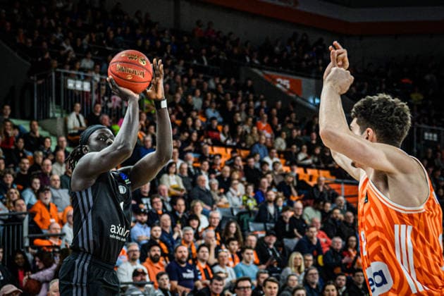 Aher Uguak (niners Chemnitz) undDiego Garavaglia (ratiopharm ulm) im Zweikampf waehrend des EuroCup spiels zwischen ratiopharm ulm v niners Chemnitz in der ratiopharm Arena am 14. January 2026 in Neu-Ulm, Deutschland. (Foto von Harry Langer DeFodi Images) +++ Aher Uguak (niners Chemnitz) undDiego Garavaglia (ratiopharm ulm) battle for the ball during the EuroCup match between ratiopharm ulm v niners Chemnitz at ratiopharm Arena on January 14, 2026 in Neu-Ulm, Germany. (Photo by Harry Langer DeFodi Images) (Photo by Harry Langer DeFodi Images) -