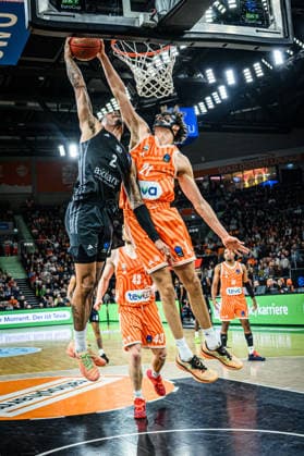 Nike Sibande (niners Chemnitz) und Alec Anigbata (ratiopharm ulm) im Zweikampf waehrend des EuroCup spiels zwischen ratiopharm ulm v niners Chemnitz in der ratiopharm Arena am 14. January 2026 in Neu-Ulm, Deutschland. (Foto von Harry Langer DeFodi Images) +++ Nike Sibande (niners Chemnitz) und Alec Anigbata (ratiopharm ulm) battle for the ball during the EuroCup match between ratiopharm ulm v niners Chemnitz at ratiopharm Arena on January 14, 2026 in Neu-Ulm, Germany. (Photo by Harry Langer DeFodi Images) (Photo by Harry Langer DeFodi Images) -