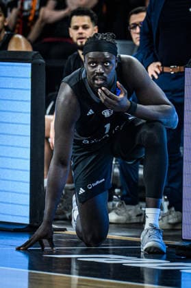 Aher Uguak (niners Chemnitz) Schaut waehrend des EuroCup spiels zwischen ratiopharm ulm v niners Chemnitz in der ratiopharm Arena am 14. January 2026 in Neu-Ulm, Deutschland. (Foto von Harry Langer DeFodi Images) +++ Aher Uguak (niners Chemnitz) Looks on during the EuroCup match between ratiopharm ulm v niners Chemnitz at ratiopharm Arena on January 14, 2026 in Neu-Ulm, Germany. (Photo by Harry Langer DeFodi Images) (Photo by Harry Langer DeFodi Images) -