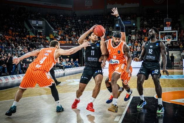 Christopher Ledlum (ratiopharm ulm), Kostja Mushidi (niners Chemnitz) und Malik Osborne (ratiopharm ulm) im Zweikampf waehrend des EuroCup spiels zwischen ratiopharm ulm v niners Chemnitz in der ratiopharm Arena am 14. January 2026 in Neu-Ulm, Deutschland. (Foto von Harry Langer DeFodi Images) +++ Christopher Ledlum (ratiopharm ulm), Kostja Mushidi (niners Chemnitz) und Malik Osborne (ratiopharm ulm) battle for the ball during the EuroCup match between ratiopharm ulm v niners Chemnitz at ratiopharm Arena on January 14, 2026 in Neu-Ulm, Germany. (Photo by Harry Langer DeFodi Images) (Photo by Harry Langer DeFodi Images) -