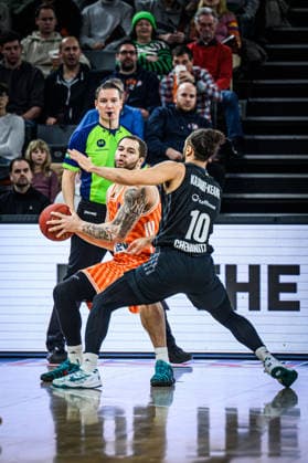 Christopher Ledlum (ratiopharm ulm) und Kaza Kajami-Keane (niners Chemnitz) im Zweikampf waehrend des EuroCup spiels zwischen ratiopharm ulm v niners Chemnitz in der ratiopharm Arena am 14. January 2026 in Neu-Ulm, Deutschland. (Foto von Harry Langer DeFodi Images) +++ Christopher Ledlum (ratiopharm ulm) und Kaza Kajami-Keane (niners Chemnitz) battle for the ball during the EuroCup match between ratiopharm ulm v niners Chemnitz at ratiopharm Arena on January 14, 2026 in Neu-Ulm, Germany. (Photo by Harry Langer DeFodi Images) (Photo by Harry Langer DeFodi Images) -