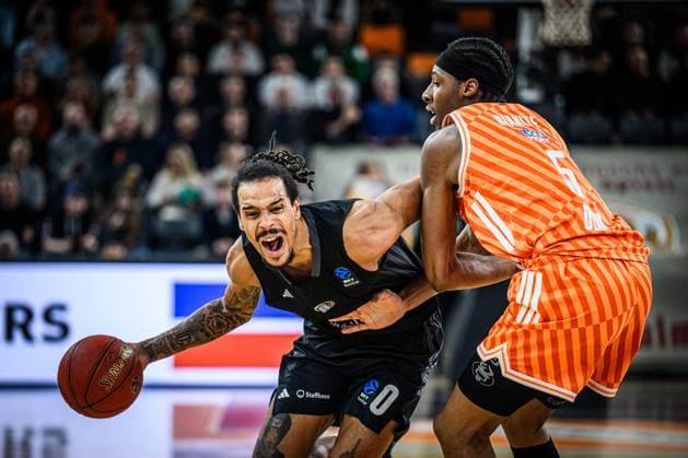 Kevin Yebo (niners Chemnitz) und Mohamed Diakite (ratiopharm ulm) im Zweikampf waehrend des EuroCup spiels zwischen ratiopharm ulm v niners Chemnitz in der ratiopharm Arena am 14. January 2026 in Neu-Ulm, Deutschland. (Foto von Harry Langer DeFodi Images) +++ Kevin Yebo (niners Chemnitz) und Mohamed Diakite (ratiopharm ulm) battle for the ball during the EuroCup match between ratiopharm ulm v niners Chemnitz at ratiopharm Arena on January 14, 2026 in Neu-Ulm, Germany. (Photo by Harry Langer DeFodi Images) (Photo by Harry Langer DeFodi Images) -
