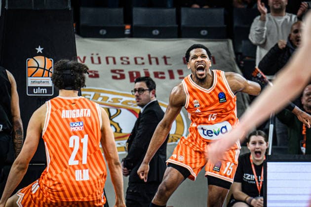 Alec Anigbata (ratiopharm ulm) und Justin Simon (ratiopharm ulm) gestikuliert, gestik waehrend des EuroCup spiels zwischen ratiopharm ulm v niners Chemnitz in der ratiopharm Arena am 14. January 2026 in Neu-Ulm, Deutschland. (Foto von Harry Langer DeFodi Images) +++ Alec Anigbata (ratiopharm ulm) und Justin Simon (ratiopharm ulm) gestures during the EuroCup match between ratiopharm ulm v niners Chemnitz at ratiopharm Arena on January 14, 2026 in Neu-Ulm, Germany. (Photo by Harry Langer DeFodi Images) (Photo by Harry Langer DeFodi Images) -