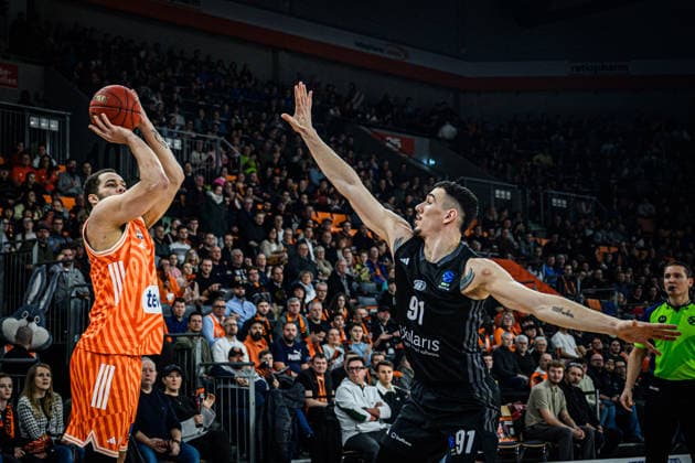 Christopher Ledlum (ratiopharm ulm) und Yordan Minchev (niners Chemnitz) im Zweikampf waehrend des EuroCup spiels zwischen ratiopharm ulm v niners Chemnitz in der ratiopharm Arena am 14. January 2026 in Neu-Ulm, Deutschland. (Foto von Harry Langer DeFodi Images) +++ Christopher Ledlum (ratiopharm ulm) und Yordan Minchev (niners Chemnitz) battle for the ball during the EuroCup match between ratiopharm ulm v niners Chemnitz at ratiopharm Arena on January 14, 2026 in Neu-Ulm, Germany. (Photo by Harry Langer DeFodi Images) (Photo by Harry Langer DeFodi Images) -