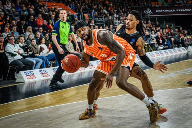 Malik Osborne (ratiopharm ulm) und Nike Sibande (niners Chemnitz) im Zweikampf waehrend des EuroCup spiels zwischen ratiopharm ulm v niners Chemnitz in der ratiopharm Arena am 14. January 2026 in Neu-Ulm, Deutschland. (Foto von Harry Langer DeFodi Images) +++ Malik Osborne (ratiopharm ulm) und Nike Sibande (niners Chemnitz) battle for the ball during the EuroCup match between ratiopharm ulm v niners Chemnitz at ratiopharm Arena on January 14, 2026 in Neu-Ulm, Germany. (Photo by Harry Langer DeFodi Images) (Photo by Harry Langer DeFodi Images) -