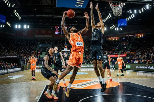 Malik Osborne (ratiopharm ulm) und Kevin Yebo (niners Chemnitz) im Zweikampf waehrend des EuroCup spiels zwischen ratiopharm ulm v niners Chemnitz in der ratiopharm Arena am 14. January 2026 in Neu-Ulm, Deutschland. (Foto von Harry Langer DeFodi Images) +++ Malik Osborne (ratiopharm ulm) und Kevin Yebo (niners Chemnitz) battle for the ball during the EuroCup match between ratiopharm ulm v niners Chemnitz at ratiopharm Arena on January 14, 2026 in Neu-Ulm, Germany. (Photo by Harry Langer DeFodi Images) (Photo by Harry Langer DeFodi Images) -