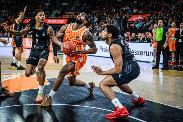 Nike Sibande (niners Chemnitz), Malik Osborne (ratiopharm ulm) und Kostja Mushidi (niners Chemnitz) im Zweikampf waehrend des EuroCup spiels zwischen ratiopharm ulm v niners Chemnitz in der ratiopharm Arena am 14. January 2026 in Neu-Ulm, Deutschland. (Foto von Harry Langer DeFodi Images) +++ Nike Sibande (niners Chemnitz), Malik Osborne (ratiopharm ulm) und Kostja Mushidi (niners Chemnitz) battle for the ball during the EuroCup match between ratiopharm ulm v niners Chemnitz at ratiopharm Arena on January 14, 2026 in Neu-Ulm, Germany. (Photo by Harry Langer DeFodi Images) (Photo by Harry Langer DeFodi Images) -