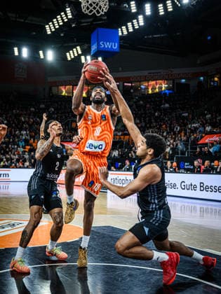 Nike Sibande (niners Chemnitz), Malik Osborne (ratiopharm ulm) und Kostja Mushidi (niners Chemnitz) im Zweikampf waehrend des EuroCup spiels zwischen ratiopharm ulm v niners Chemnitz in der ratiopharm Arena am 14. January 2026 in Neu-Ulm, Deutschland. (Foto von Harry Langer DeFodi Images) +++ Nike Sibande (niners Chemnitz), Malik Osborne (ratiopharm ulm) und Kostja Mushidi (niners Chemnitz) battle for the ball during the EuroCup match between ratiopharm ulm v niners Chemnitz at ratiopharm Arena on January 14, 2026 in Neu-Ulm, Germany. (Photo by Harry Langer DeFodi Images) (Photo by Harry Langer DeFodi Images) -