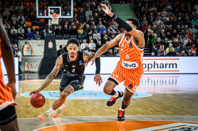 Nike Sibande (niners Chemnitz) und Justin Simon (ratiopharm ulm) im Zweikampf waehrend des EuroCup spiels zwischen ratiopharm ulm v niners Chemnitz in der ratiopharm Arena am 14. January 2026 in Neu-Ulm, Deutschland. (Foto von Harry Langer DeFodi Images) +++ Nike Sibande (niners Chemnitz) und Justin Simon (ratiopharm ulm) battle for the ball during the EuroCup match between ratiopharm ulm v niners Chemnitz at ratiopharm Arena on January 14, 2026 in Neu-Ulm, Germany. (Photo by Harry Langer DeFodi Images) (Photo by Harry Langer DeFodi Images) -