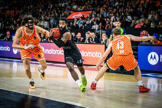 Alec Anigbata (ratiopharm ulm), Corey Davis (niners Chemnitz) undChristian Sengfelder (ratiopharm ulm) im Zweikampf waehrend des EuroCup spiels zwischen ratiopharm ulm v niners Chemnitz in der ratiopharm Arena am 14. January 2026 in Neu-Ulm, Deutschland. (Foto von Harry Langer DeFodi Images) +++ Alec Anigbata (ratiopharm ulm), Corey Davis (niners Chemnitz) undChristian Sengfelder (ratiopharm ulm) battle for the ball during the EuroCup match between ratiopharm ulm v niners Chemnitz at ratiopharm Arena on January 14, 2026 in Neu-Ulm, Germany. (Photo by Harry Langer DeFodi Images) (Photo by Harry Langer DeFodi Images) -