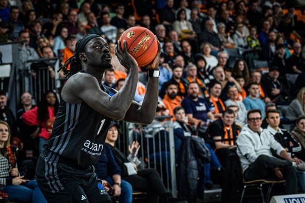 Aher Uguak (niners Chemnitz) in Aktion, am Ball, Einzelaktion waehrend des EuroCup spiels zwischen ratiopharm ulm v niners Chemnitz in der ratiopharm Arena am 14. January 2026 in Neu-Ulm, Deutschland. (Foto von Harry Langer DeFodi Images) +++ Aher Uguak (niners Chemnitz) controls the Ball during the EuroCup match between ratiopharm ulm v niners Chemnitz at ratiopharm Arena on January 14, 2026 in Neu-Ulm, Germany. (Photo by Harry Langer DeFodi Images) (Photo by Harry Langer DeFodi Images) -